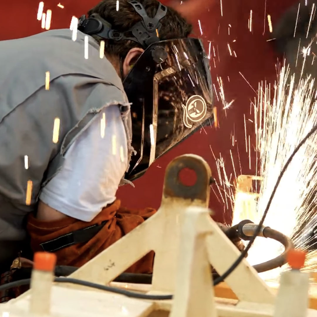 Tecnico welder working